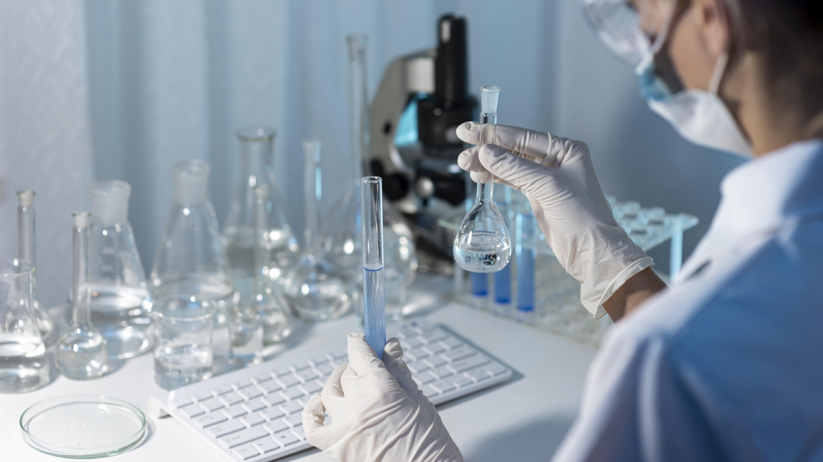 investigador-de-primer-plano-con-cristaleria