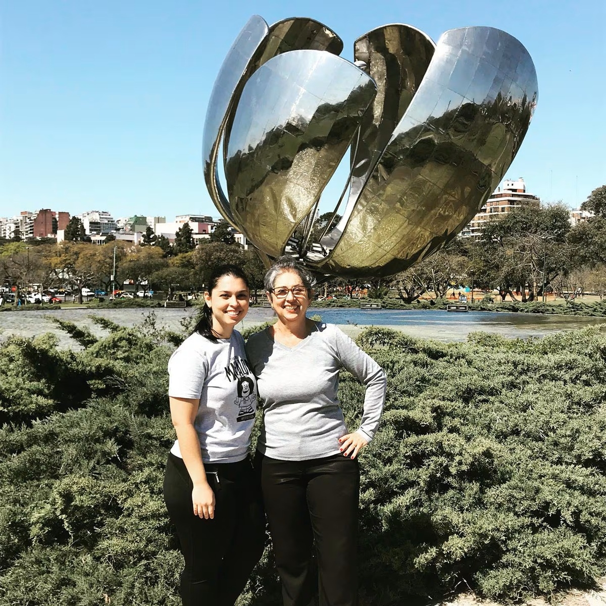 maria-vilma-das-dores-cascalho-da-silva-bosco-durante-una-de-sus-visitas-junto-a-su-hija-carolina-foto-instagramcarolbizinoto-HMRTNZILX5E7RCQYJ2Y7ST5XME