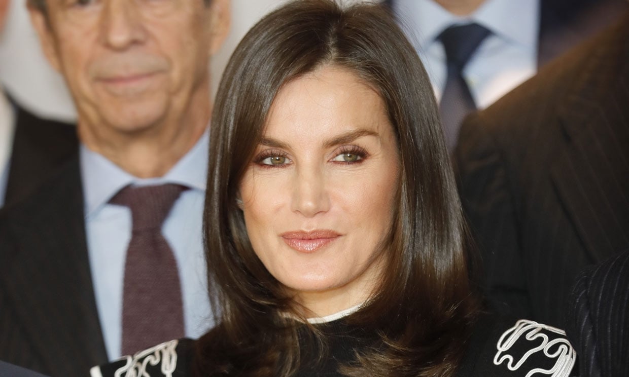 Letizia de negro con hombrera blanca 01