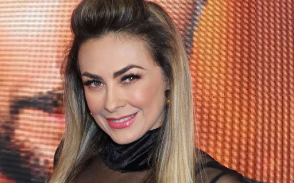 Aracely Arámbula de negro
