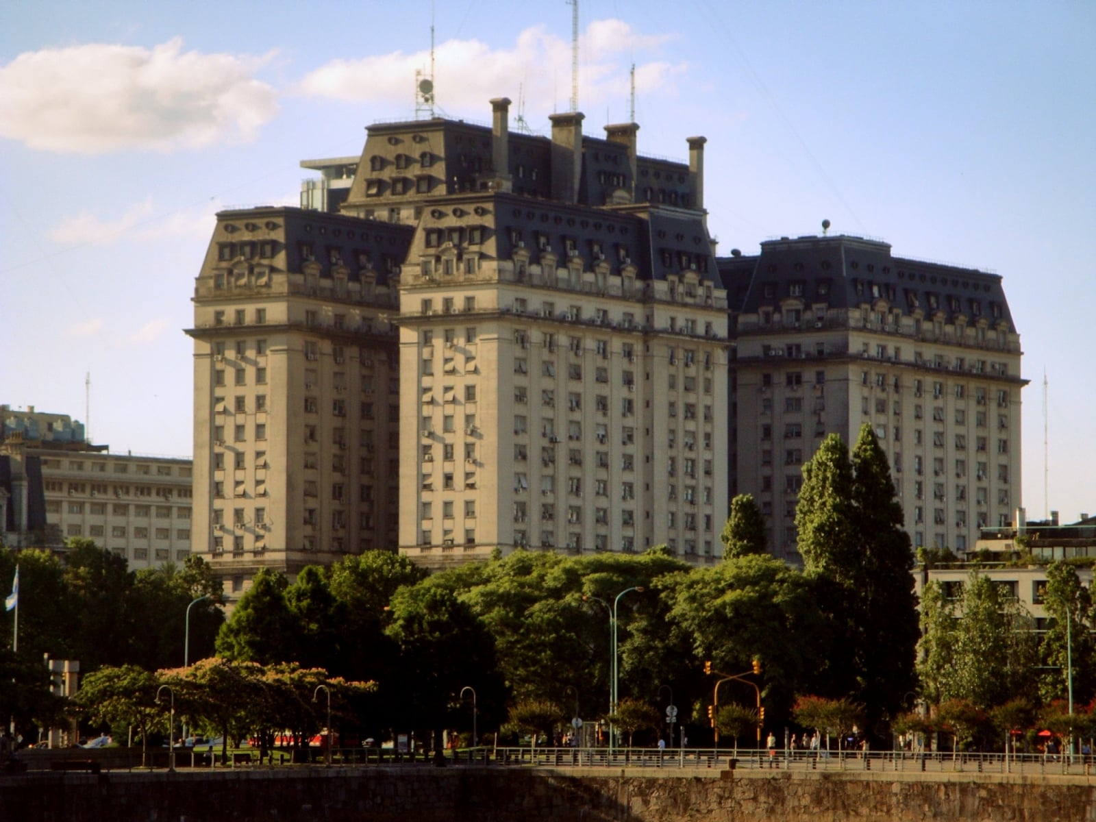 Edificio_Libertador_desde_Puerto_Madero