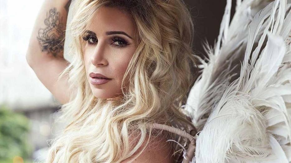 Florencia Peña con plumas