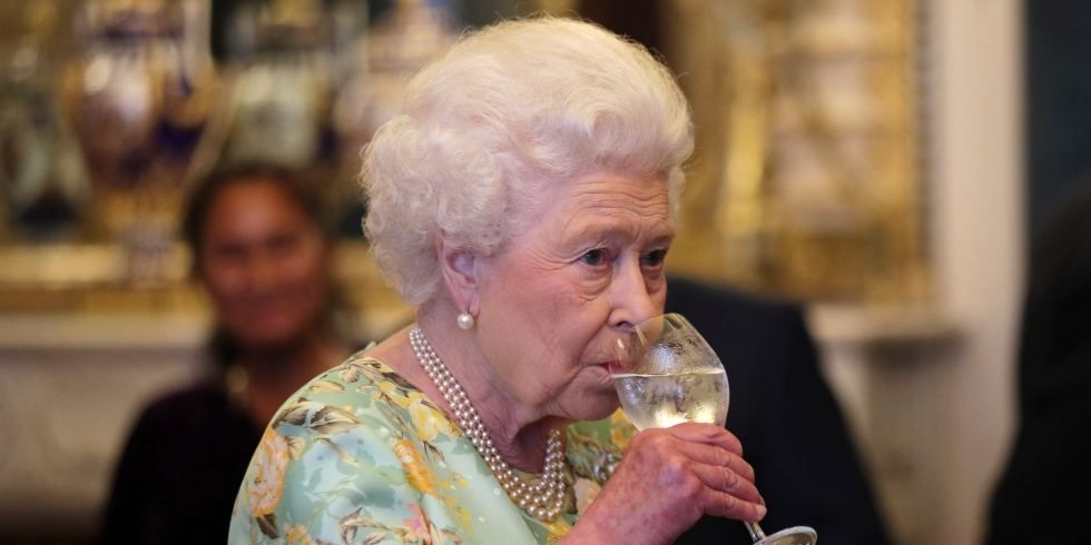 la-reina-isabel-ii-tiene-el-secreto-de-la-longevidad-beber-cuatro-cocteles-al-dia