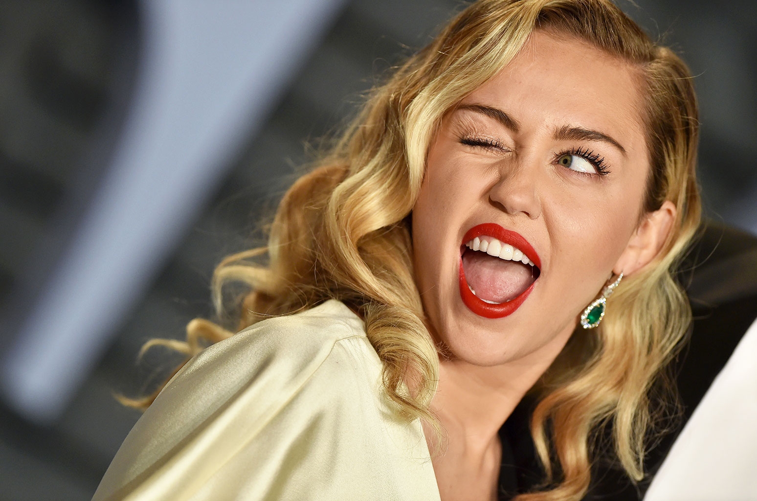 Miley-Cyrus-2018-Vanity-Fair-Oscar-Party-a-wink-billboard-1548