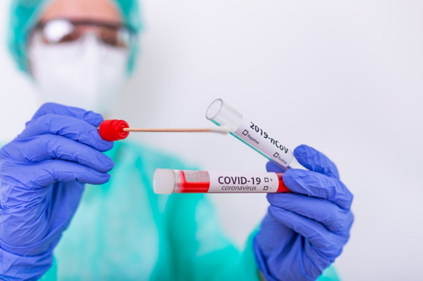 covid-19-prueba-laboratorio-hisopo-nasal-laboratorio-hospital-enfermera-sosteniendo-tubo-ensayo-sangre-analisis-2019-ncov-nuevo-concepto-analisis-sangre-coronavirus-chino_1212-2115