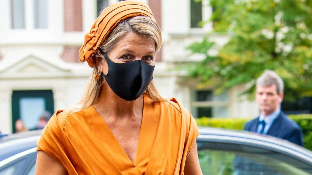 maxima-de-holanda-dos-looks-vibrantes-a-los-que-no-les-falta-detalle-con-cual-te-quedas