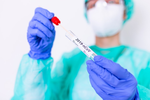 coronavirus-o-concepto-covid-19-prueba-diagnostico-covid-19-pruebas-diagnostico-covid-19-prueba-laboratorio-hisopo-nasal-laboratorio-hospital-especialista-tubo-ensayo-hisopo-algodon_1212-2111