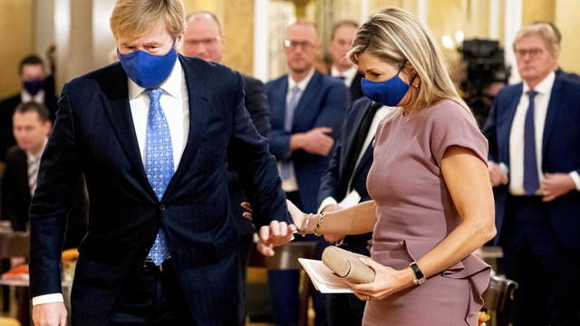 den-haag-netherlands-13-10-2020-dutch-king-willem-alexander-l-and-queen-maxima-wear-protective-face-masks-at-noordeinde-palace-in-the-hague-the-netherlands-13-october-2020-to-receive-a-small-group-involved-in-th