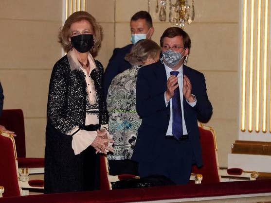 la-reina-sofia-vitoreada-y-aclamada-en-el-teatro-real-antes-de-viajar-a-asturias (1)