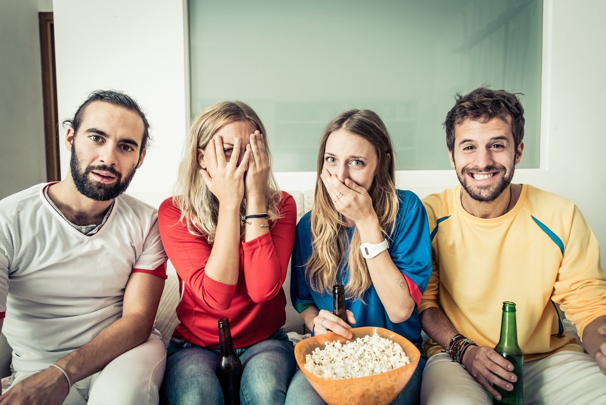 grupo-amigos-viendo-una-pelicula-terror-1563264025891