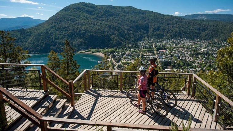 mirador-arrayan-san-martin-de-los-andes-deportes-bicicleta-actividad-fisica-paisaje-verano-turistas-turismo-760x427