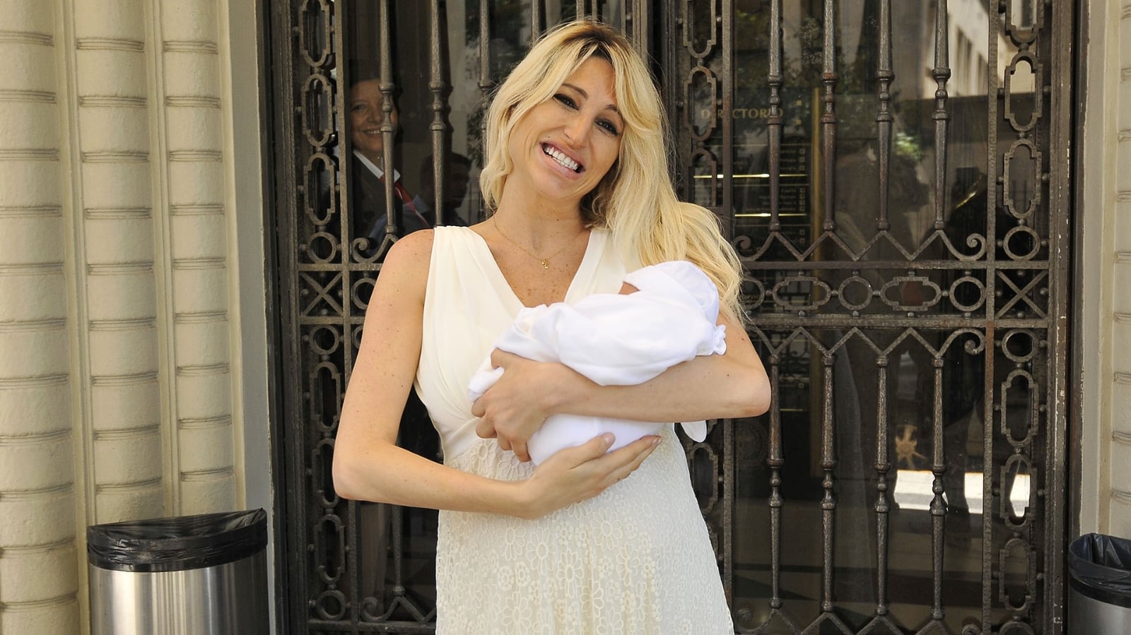 vicky-xipolitakis-salida-bebe-clinica-1920-2
