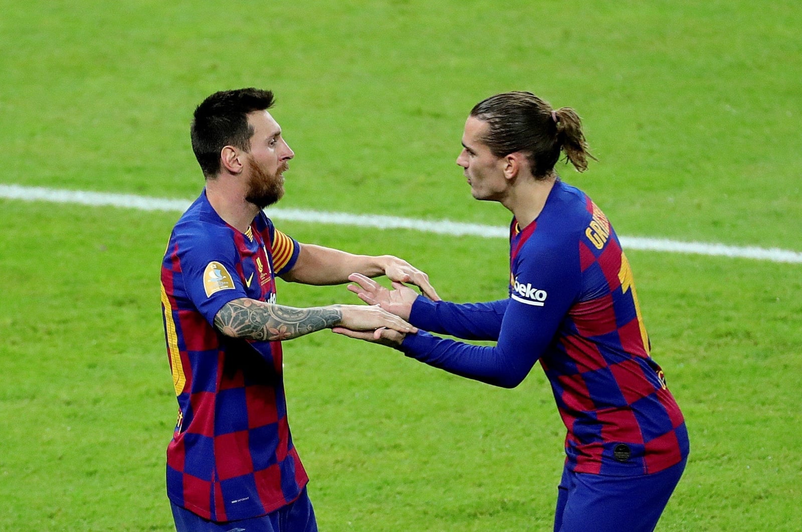 messi-y-griezmann-celebran-un-gol-efe