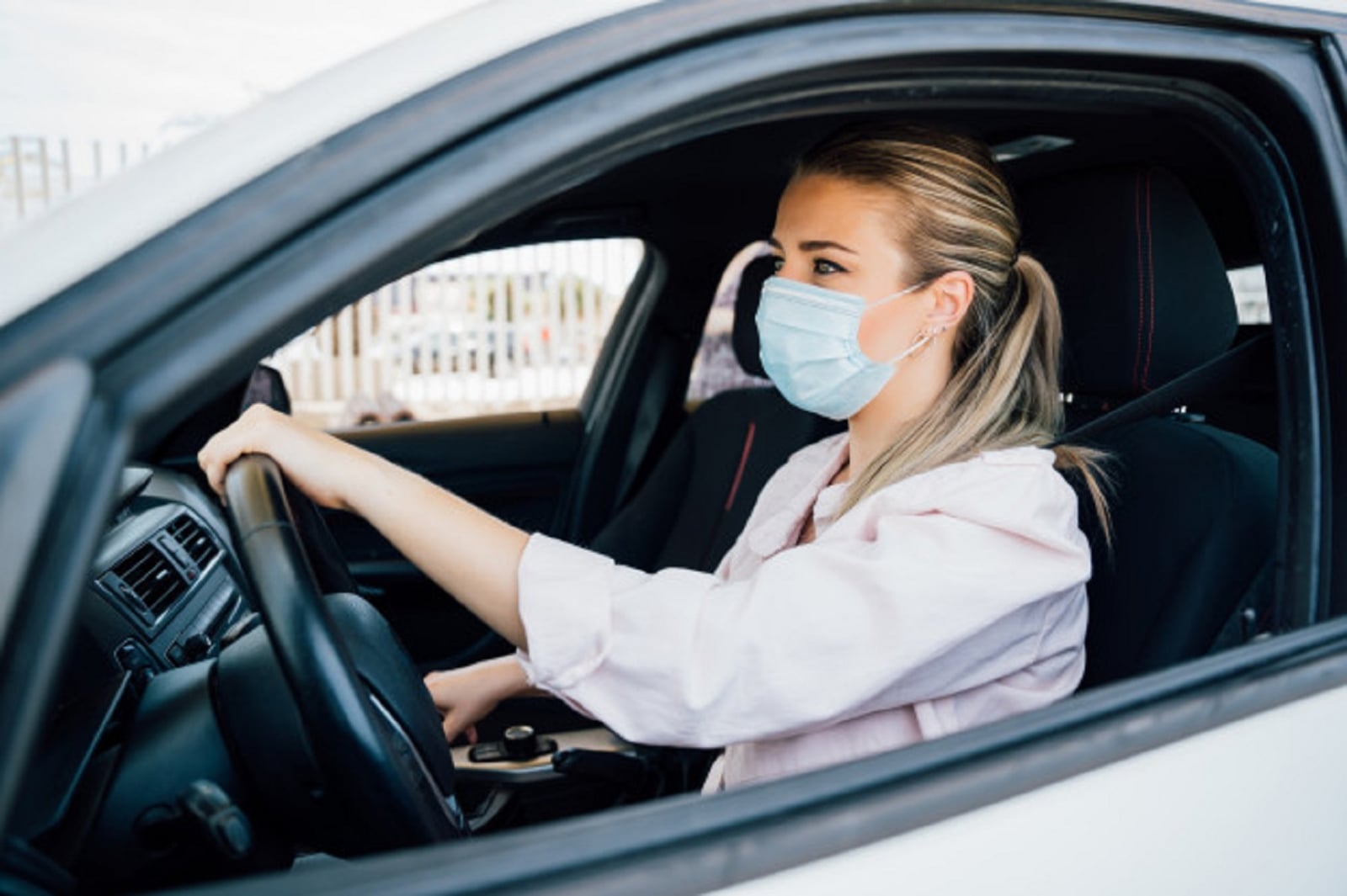 mujer-mascarilla-conduciendo-su-automovil-pandemia-coronavirus_147764-583
