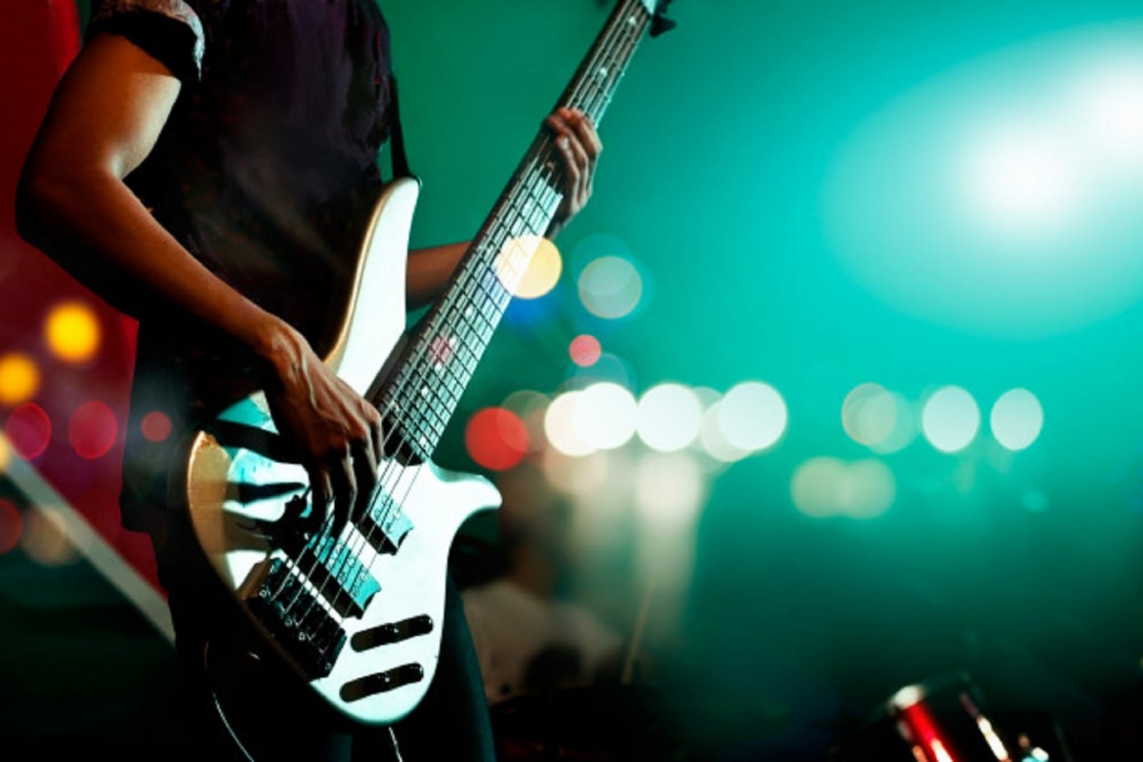 guitarrista-escenario-fondo_34200-31
