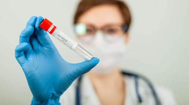 prueba-coronavirus-covid-19-doctora-o-enfermera-haciendo-analisis-laboratorio-hisopo-nasal-laboratorio-hospital_94120-476