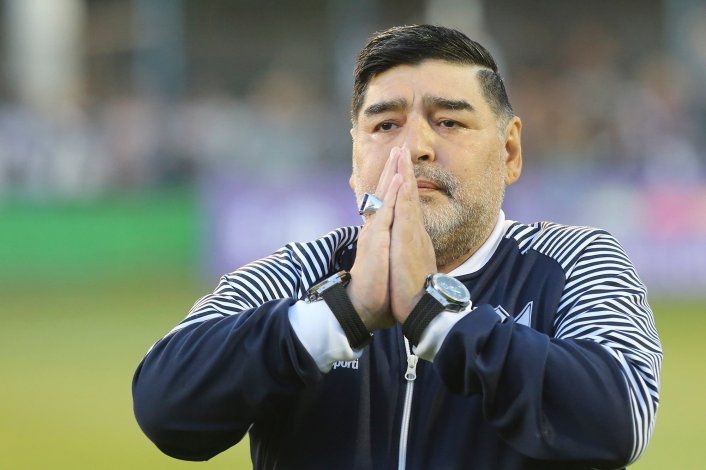 el-mundo-del-futbol-reza-maradona