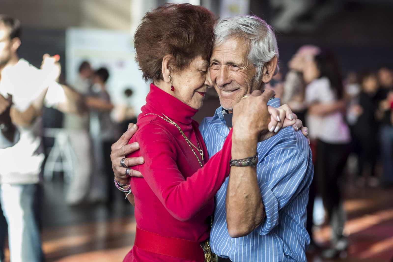 pareja-mayor-bailando-tango