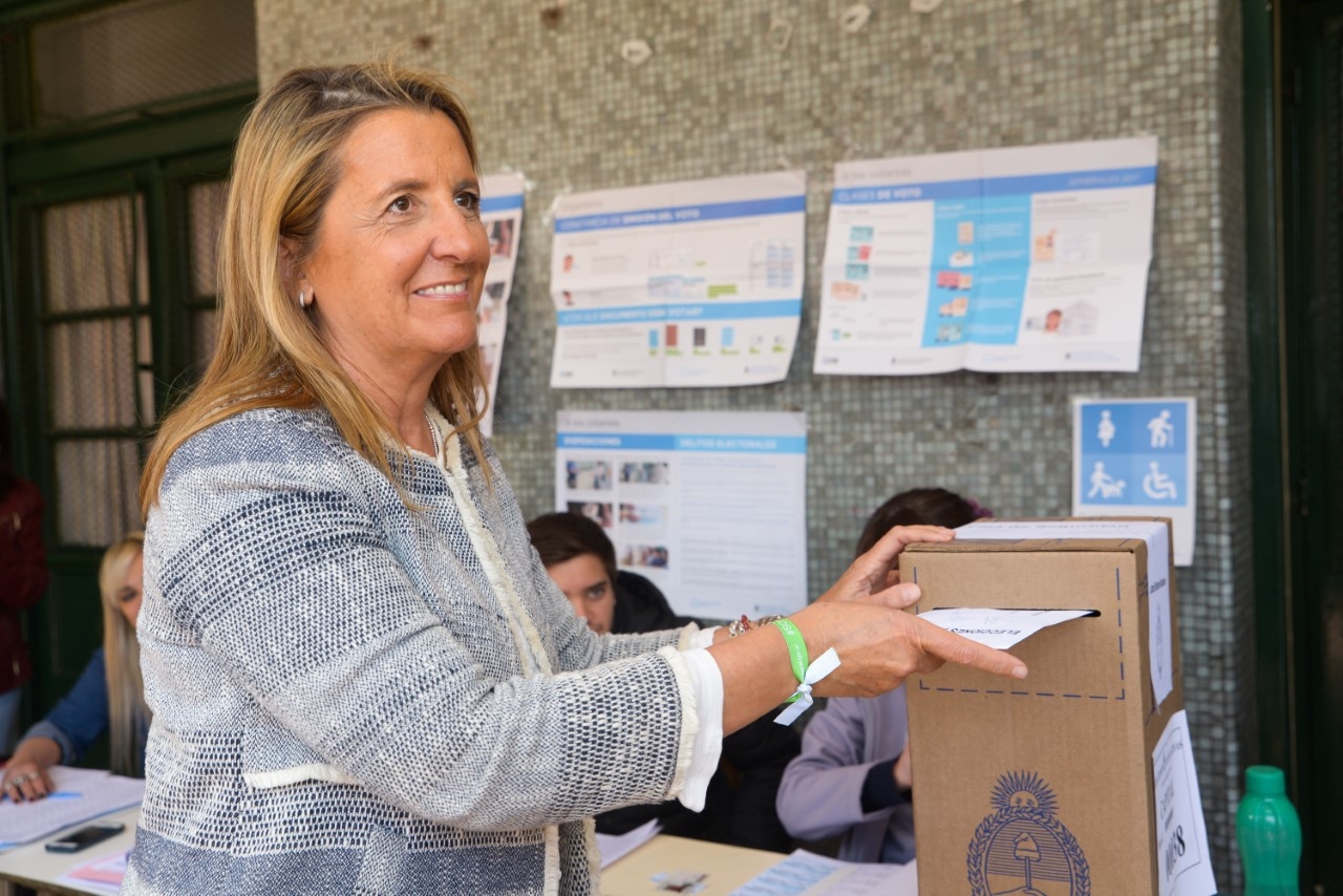 1508689678260Claudia Najul votando Elecciones 2017 (4)