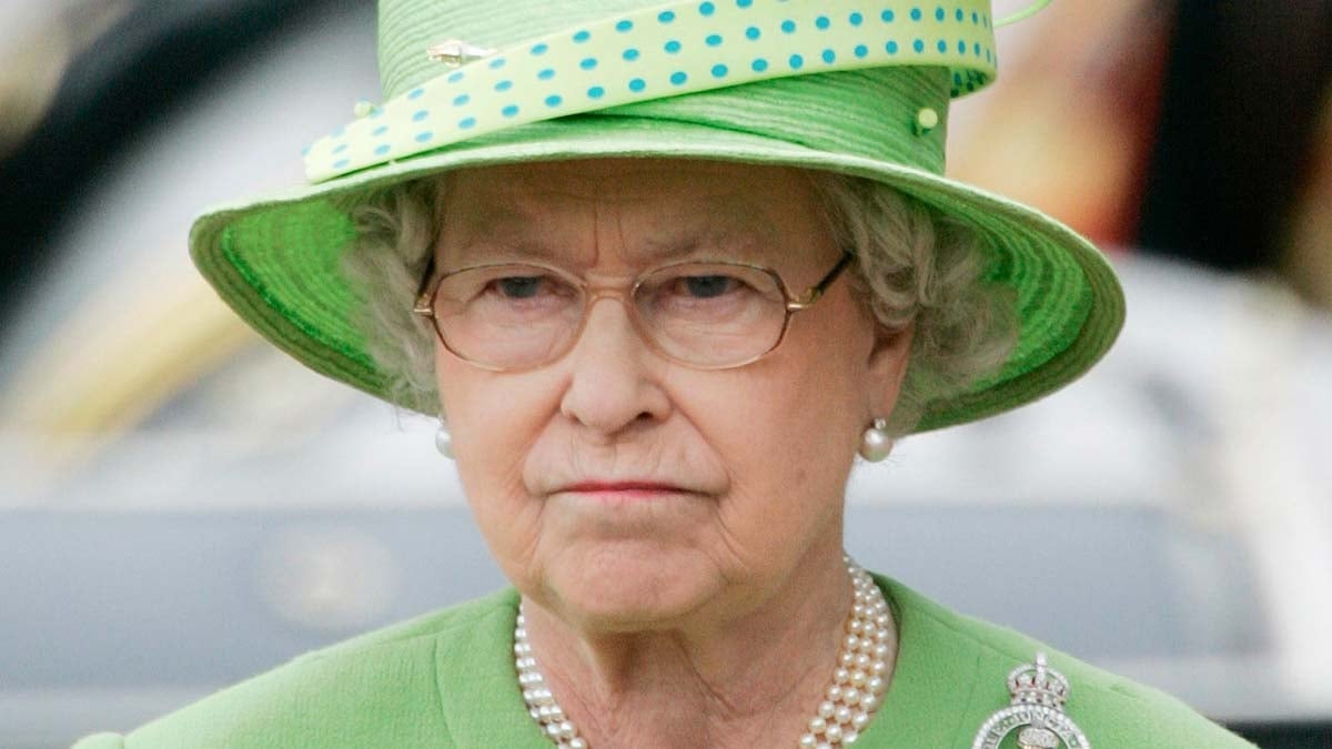 queen-elizabeth-angry-royal-wedding-1526524020