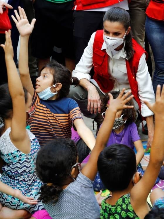 graf5872-la-lima-honduras-15-12-2020-la-reina-letizia-c-visita-el-municipio-de-la-lima-honduras-uno-de-los-mas-castigados-por-los-huracanes-durante-su-visita-al-pais-para-conocer-con-detalle-la-situacion-del-pai