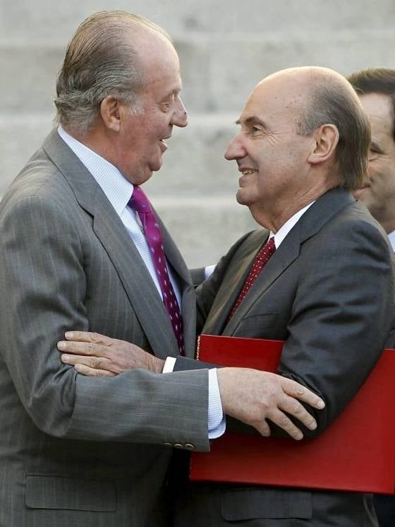 md152-madrid-23-02-2011-el-rey-juan-carlos-se-despide-del-ponente-constitucional-miquel-roca-d-a-su-salida-del-acto-en-el-congreso-con-motivo-del-30-aniversario-del-intento-de-golpe-de-estado-del-23-f-efe-javier