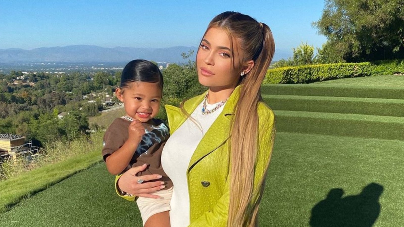kylie-jenner-cargando-a-stormi