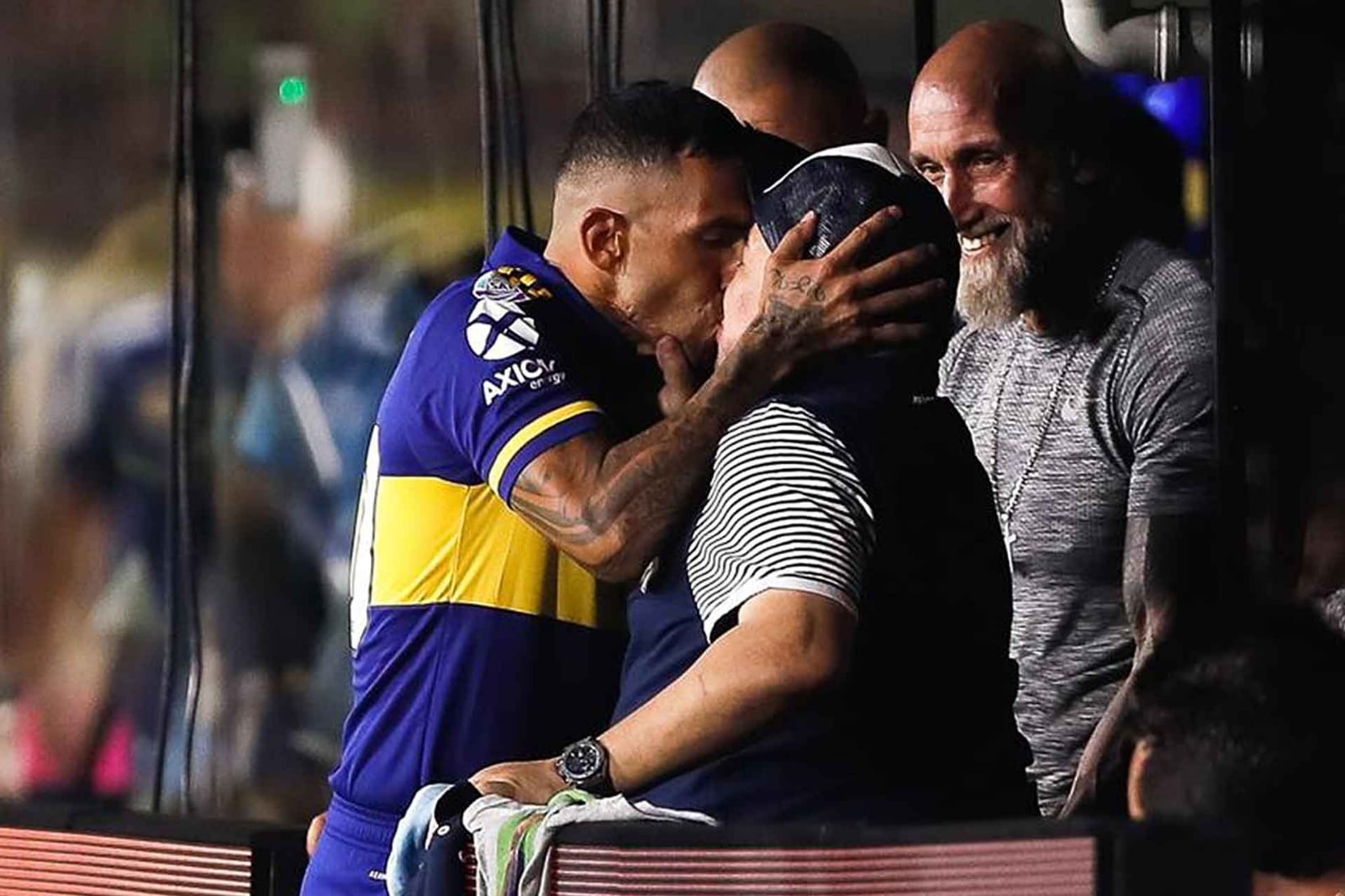 futbol-maradona-tevez-beso
