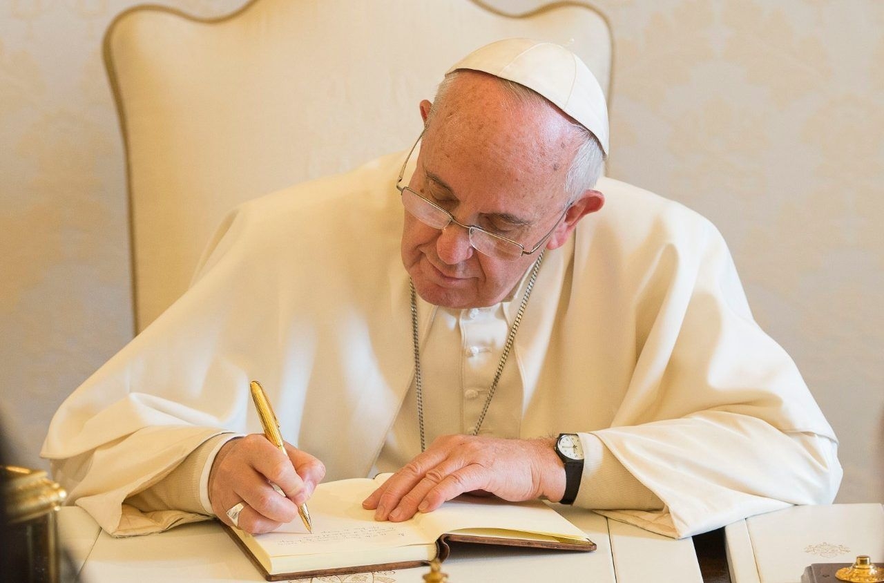 20201001_papa_francisco_escribiendo
