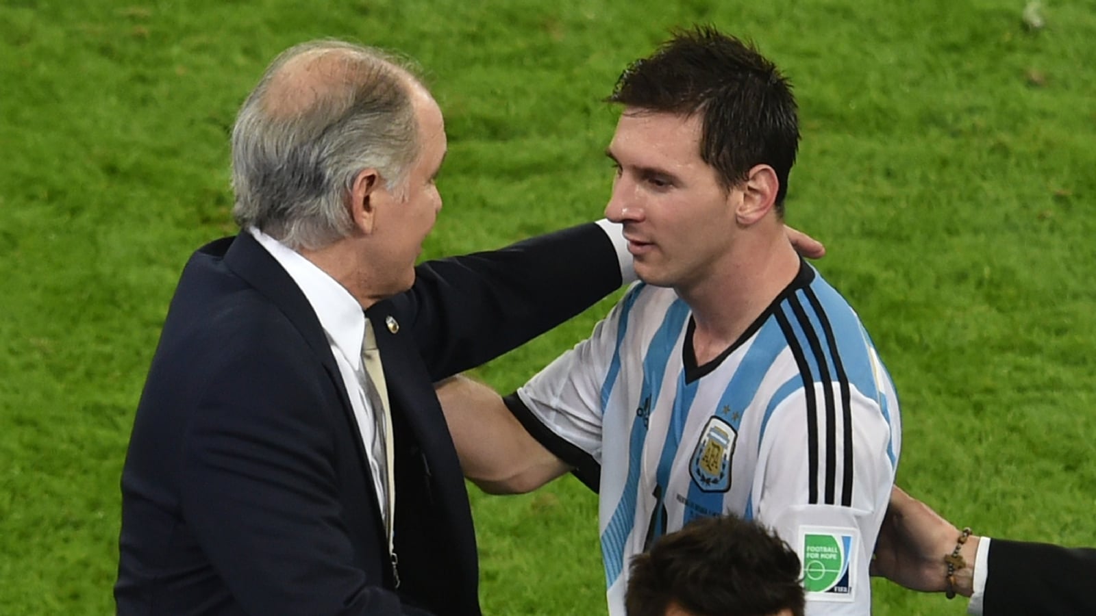 alejandro-sabella-and-lionel-messi-world-cup-2014_1tknfgz81cbih1odh9olbozg70