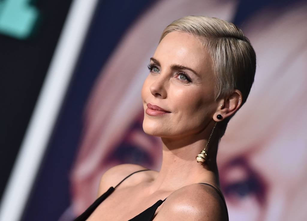 Charlize Theron de perfil
