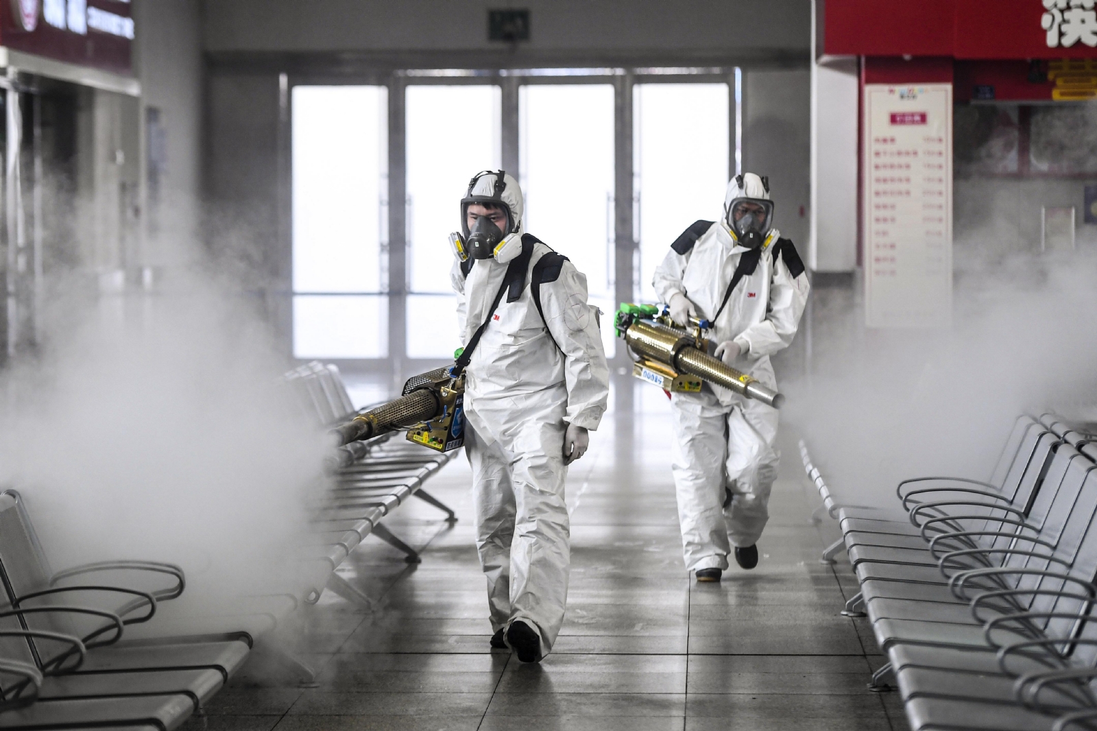 europapress-2633224-04-february-2020-china-changsha-volunteers-from-blue-sky-rescue-disinfect-the-changsha-railway-station-amid-the-outbreak-of-the-coronavirus-photo-tpg-via-zuma-press