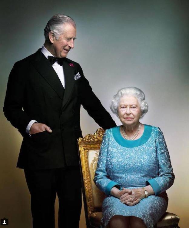 la-intrahistoria-de-la-curiosa-estampa-de-isabel-ii-y-el-principe-carlos-de-inglaterra