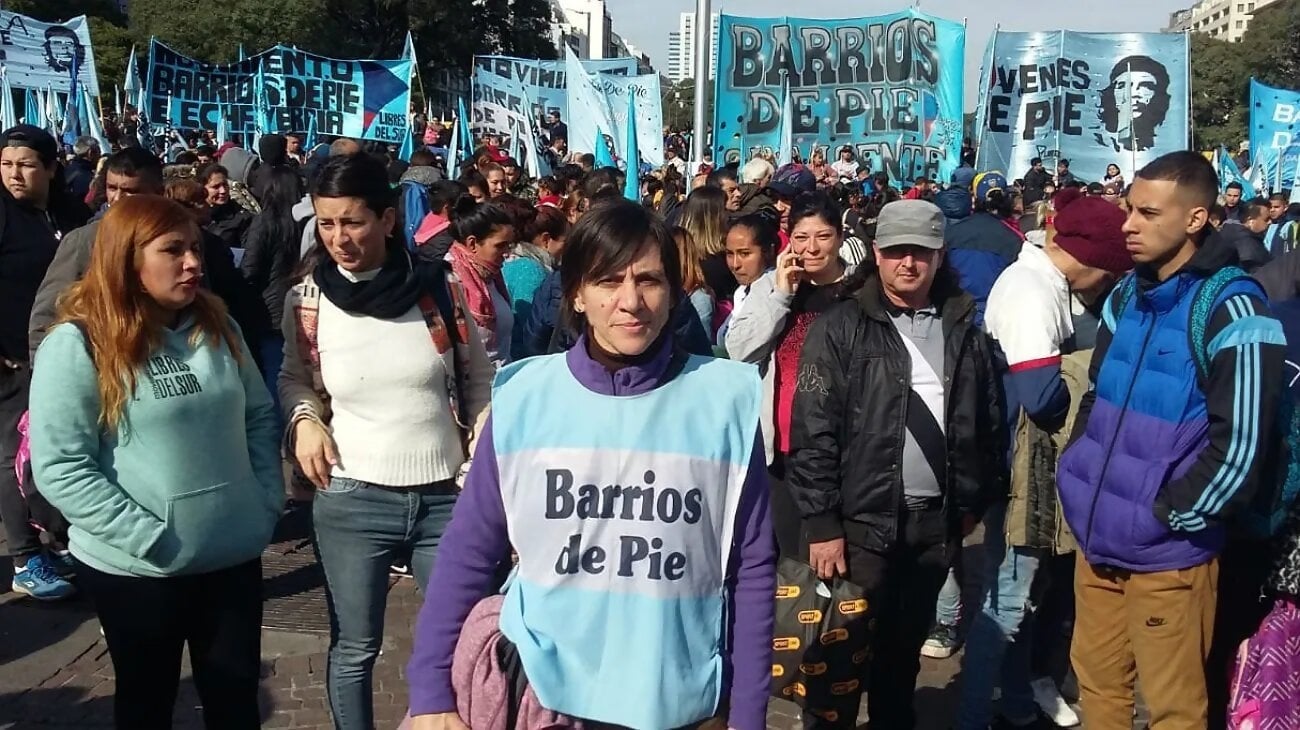 silvia-saravia-la-titular-de-barrios-de-pie-encabeza-la-protesta-con-ollas-populares-de-este-miercoles-en-el-obelisco-760624