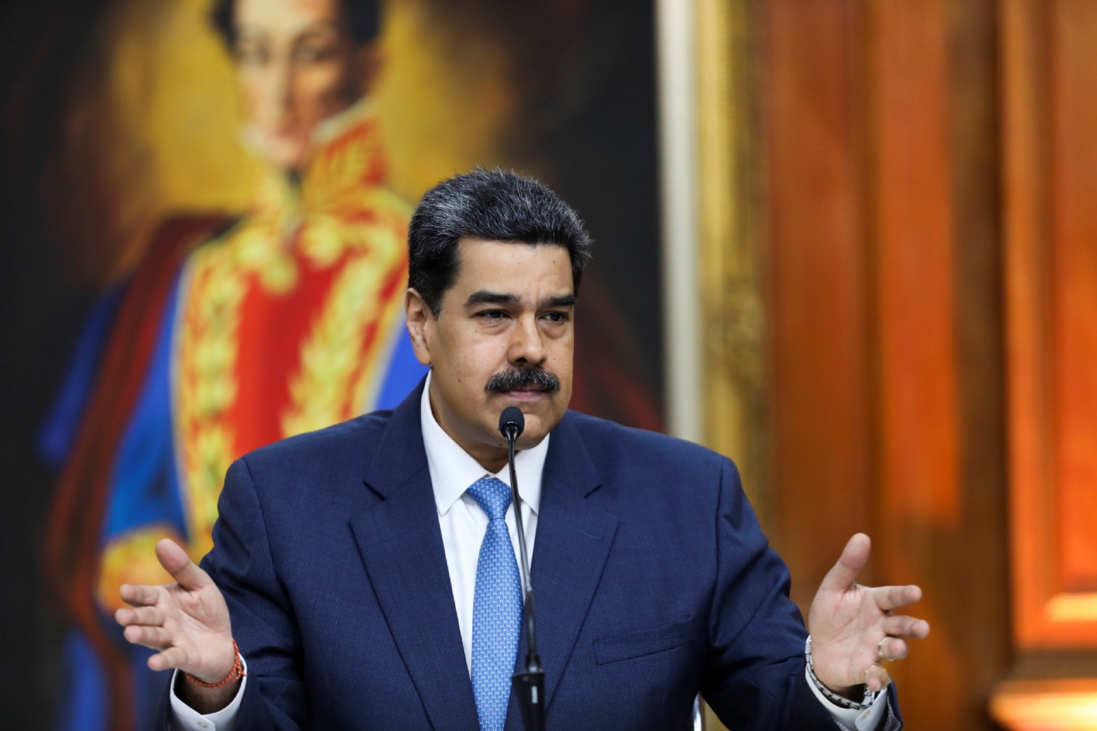 dolarizacion-en-venezuela-maduro-permitio-el-uso-de-divisas-y-ahora-quiere-consultar-la-medida-scaled