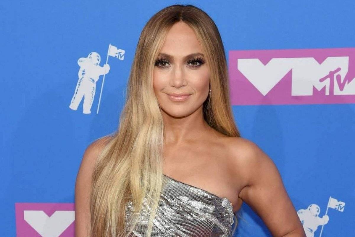 jenniferlopez-0e2fba3ff753f603bfbea82ff3a7047b-1200x800