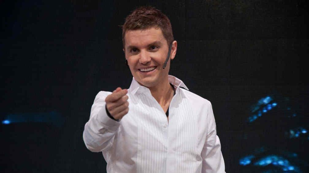 Santiago del Moro camisa blanca