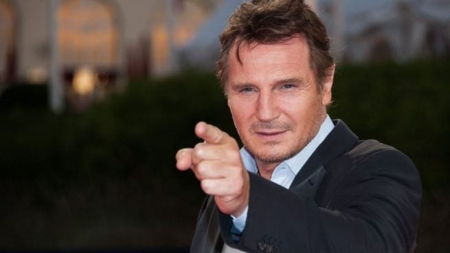 Liam Neeson apunta con el dedo