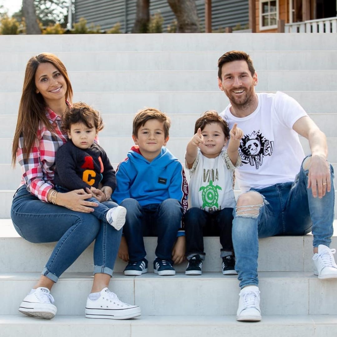 foto-familiar-de-messi-y-roccuzzo-con-sus-hijos