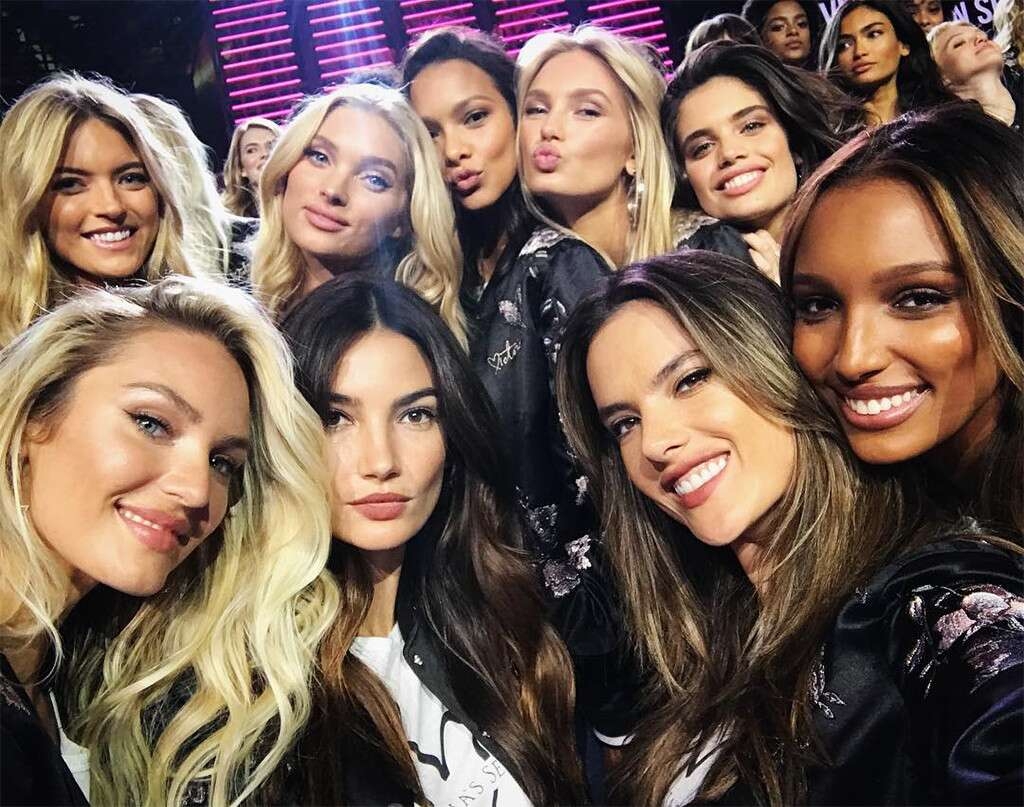 rs_1024x807-171118073925-1024-victoria-s-secret-models-fashion-show-2017-shanghai-selfie-111817
