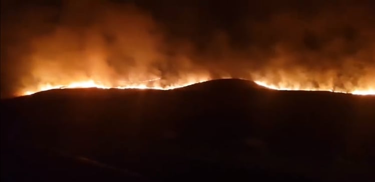 continua-fuera-de-control-el-incendio-en-corral-de-piedra