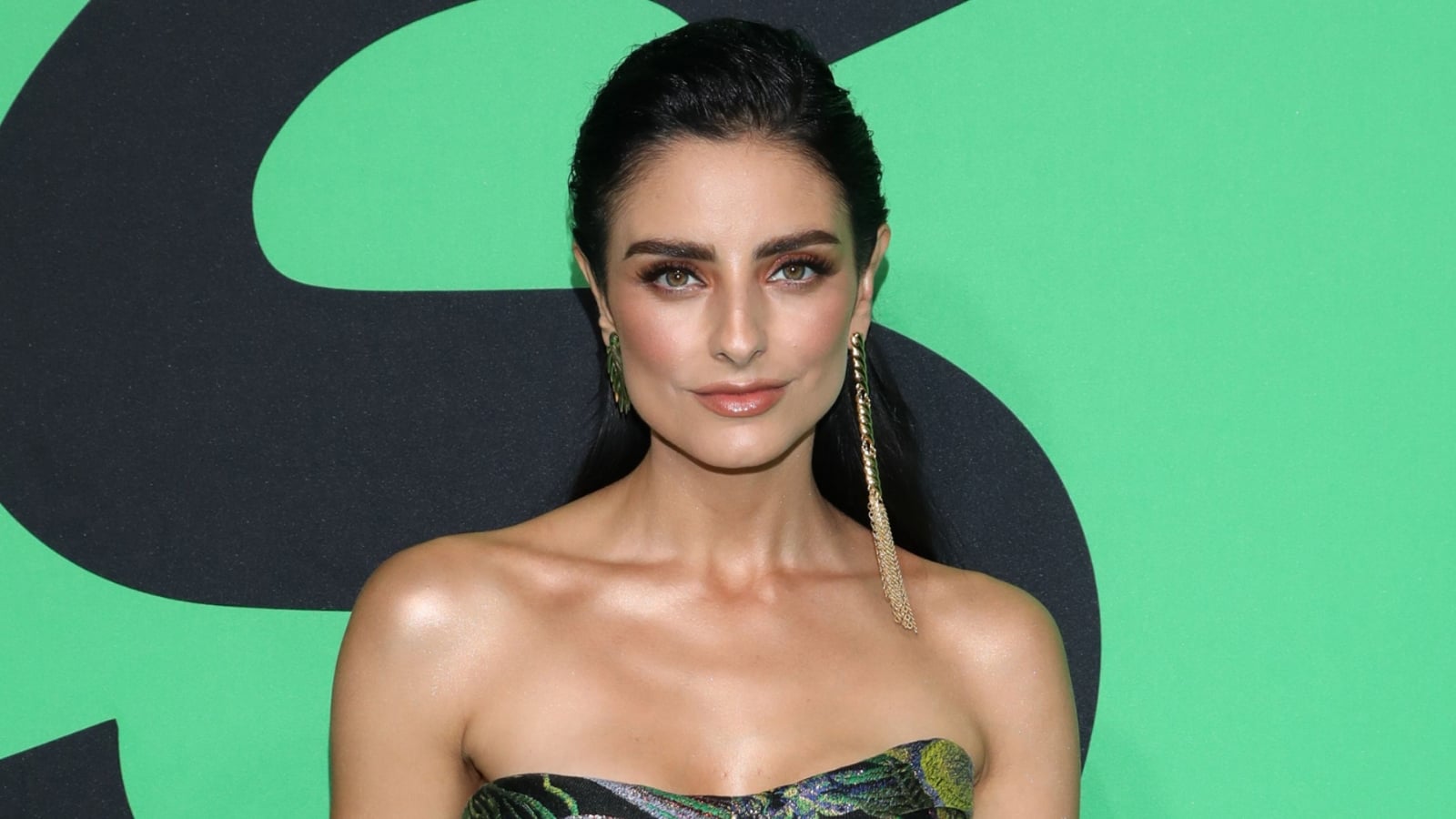aislinn_derbez_en_la_alfombra_verde_de_los_spotify_awards_2020