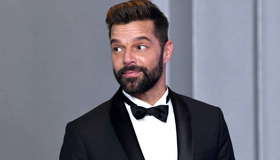 Ricky Martin mirando al costado