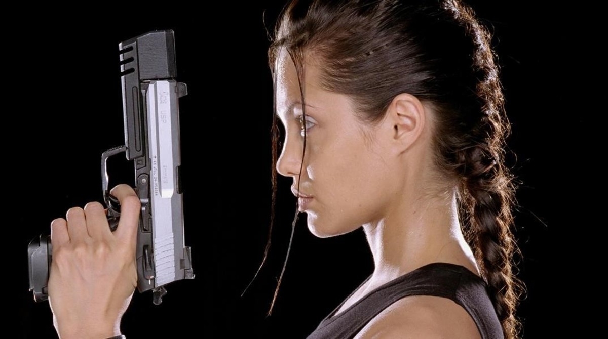 angelina-jolie-caracterizada-como-protagonista-tomb-raider-lara-croft-1491233024205
