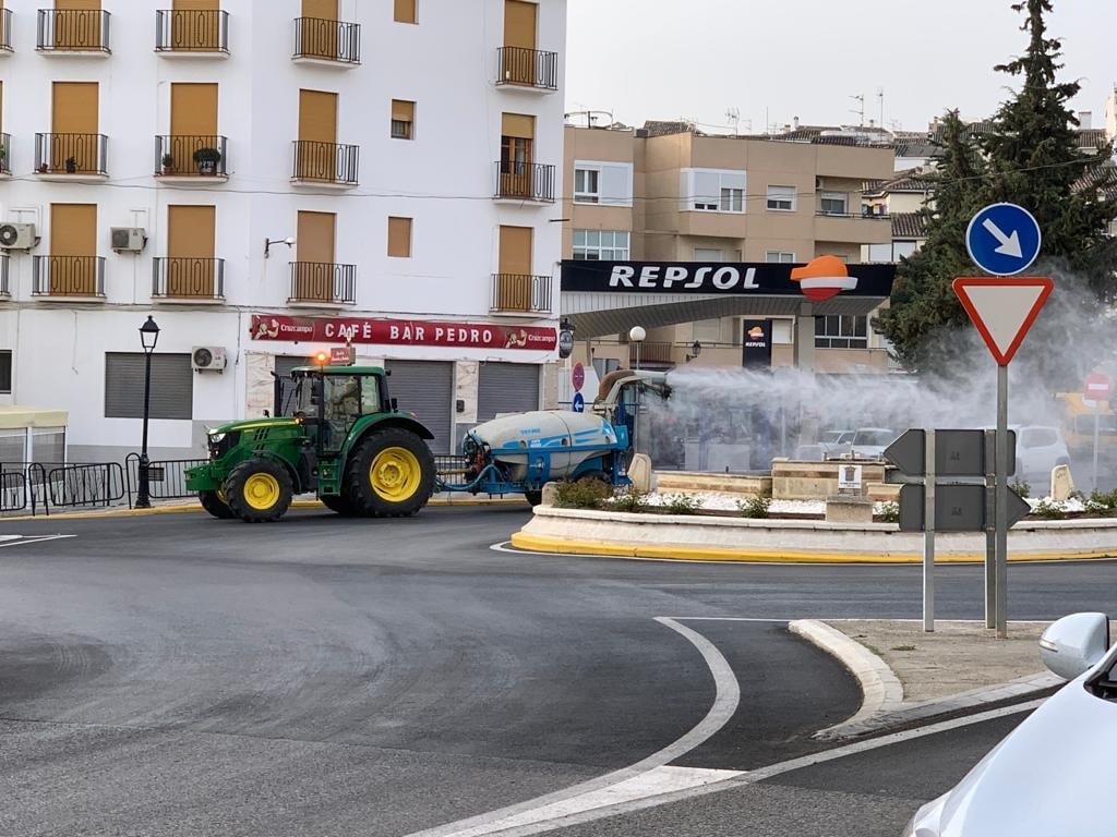 Labores desinfección agricultores. Alhama de Granada