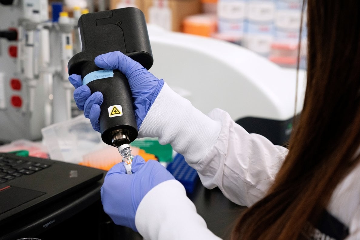cientifico-trabaja-laboratorio-donde-investiga-para-dar-con-una-vacuna-para-coronavirus-1584689301873