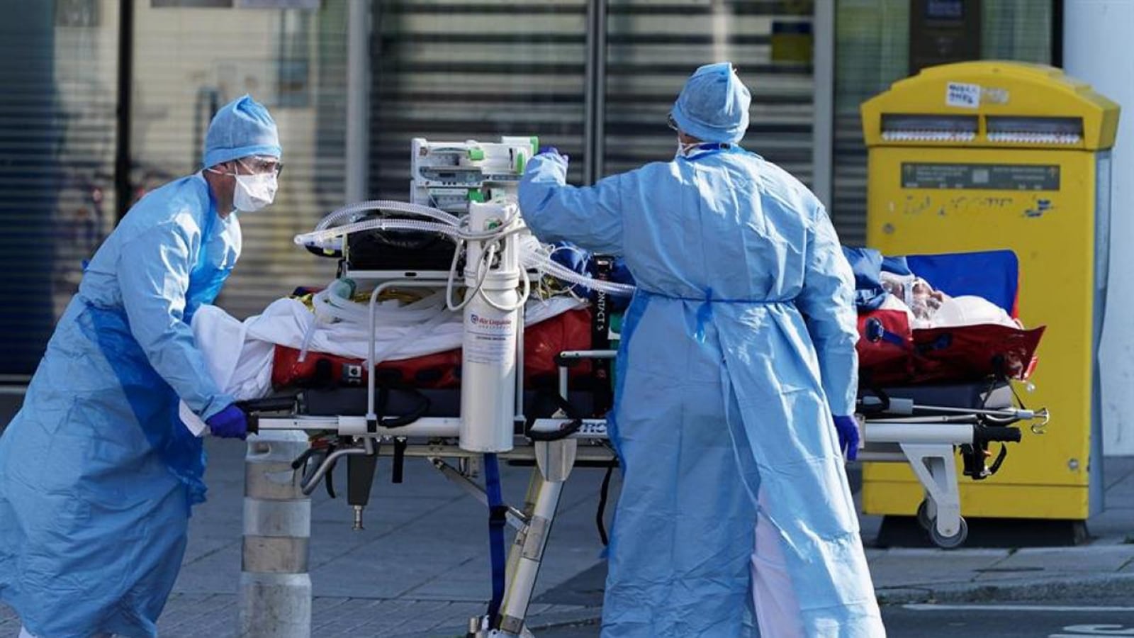 personal-de-emergencias-traslada-a-un-paciente-enfermo-con-coronavirus