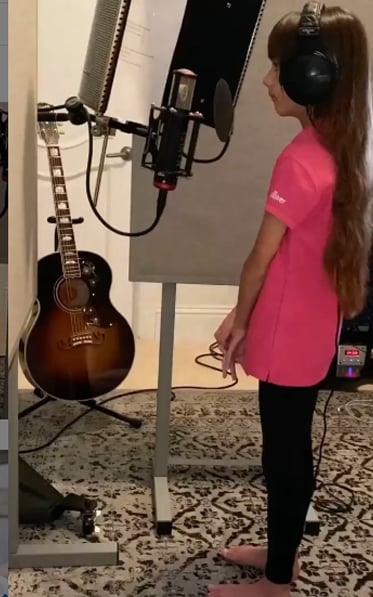 Hija de Luis Fonsi cantando