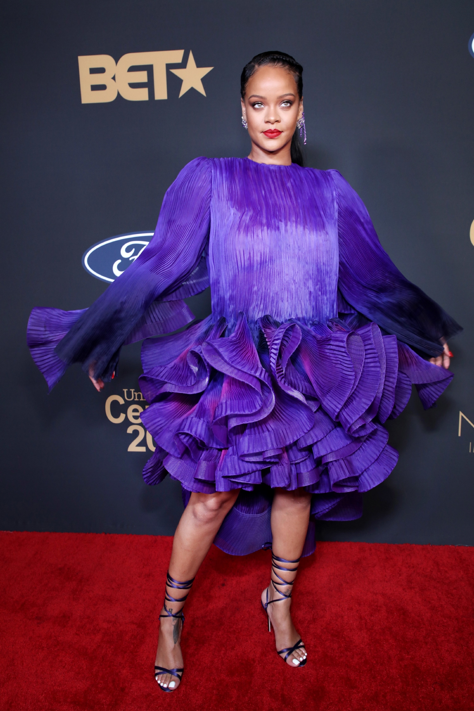 rihanna-con-vestido-givenchy-naacp-awards