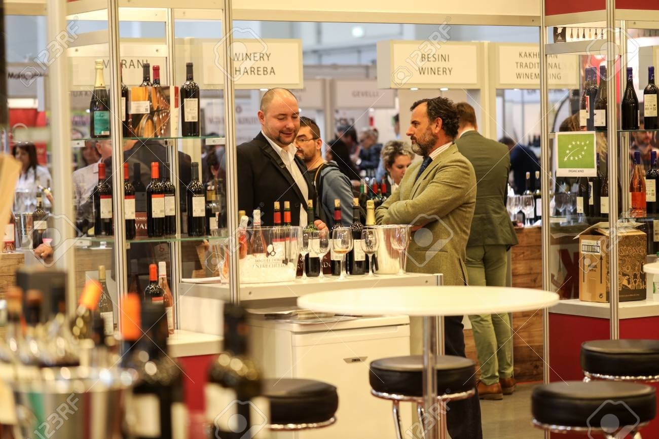 90483762-feria-internacional-del-vino-enoexpo-en-cracovia-los-productores-de-vino-en-todo-el-mundo-se-encuent